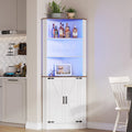 Meuble d'angle haut de rangement avec lumières LED, étagères ouvertes et porte coulissante style grange, blanc