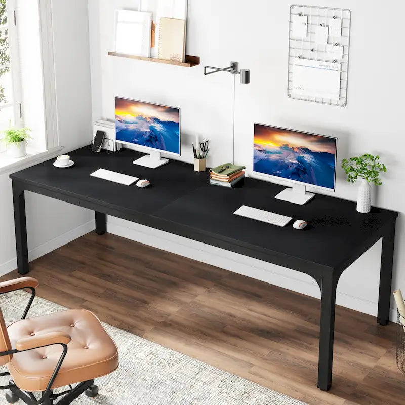 Bureau de style industriel avec pieds en métal et plateau rectangulaire marron noir blanc