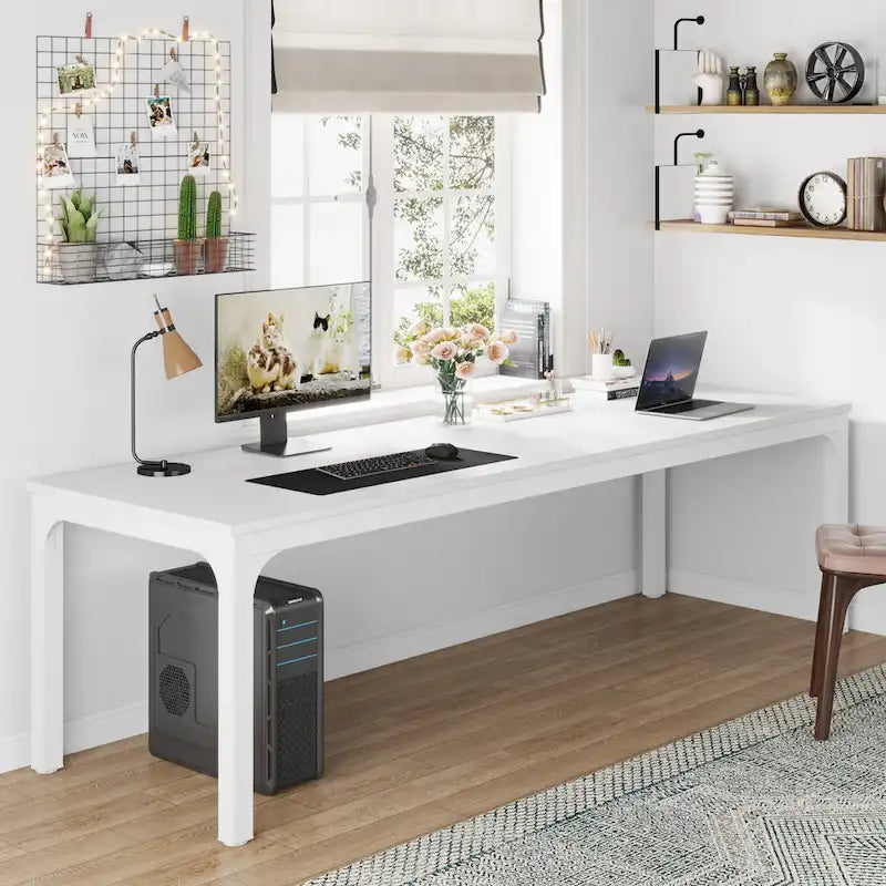 Bureau de style industriel avec pieds en métal et plateau rectangulaire marron noir blanc