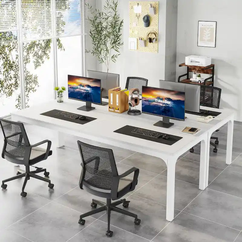 Bureau de style industriel avec pieds en métal et plateau rectangulaire marron noir blanc