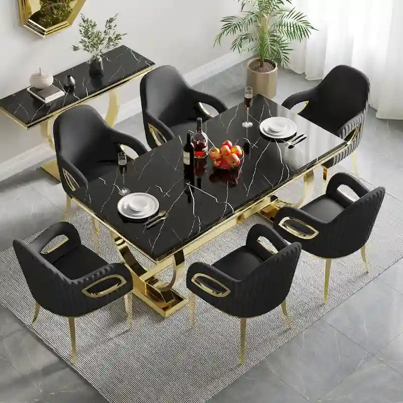 Fauteuil rembourré en velours noir avec accoudoirs dorés découpés