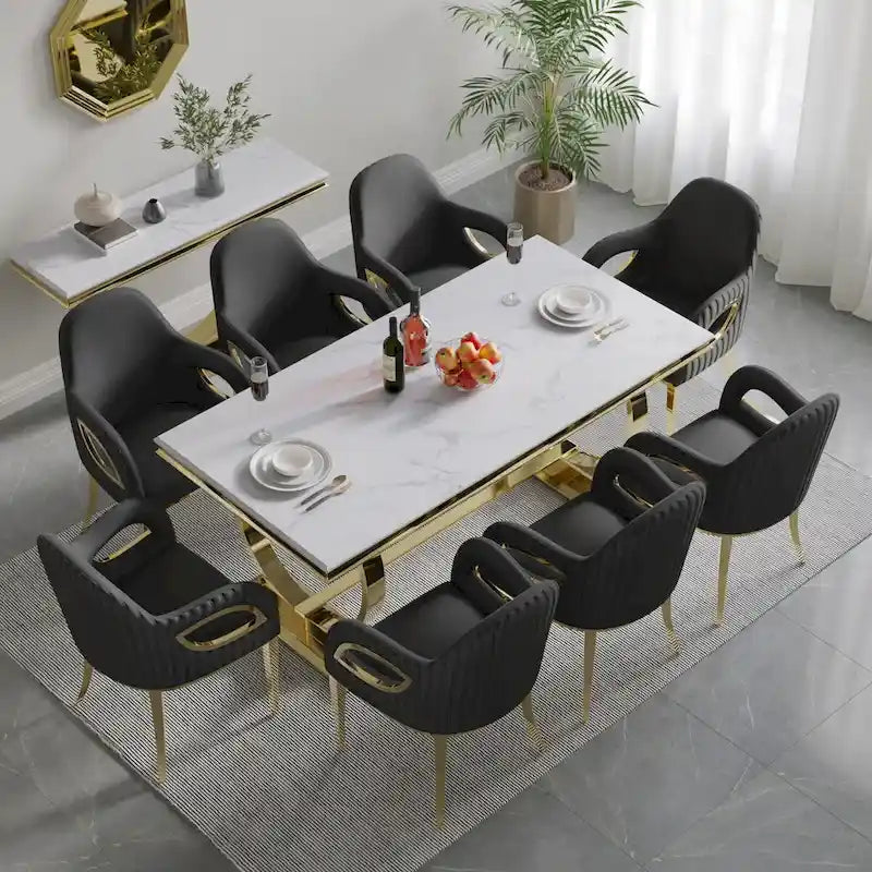 Fauteuil rembourré en velours noir avec accoudoirs dorés découpés